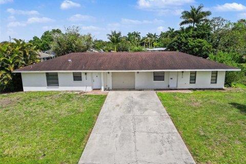 Propiedad comercial en Fort Myers, Florida 4 dormitorios, 156.91 m2 № 2202539