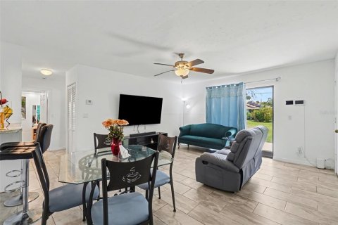 Propiedad comercial en venta en Fort Myers, Florida, 4 dormitorios, 156.91 m2 № 2202539 - foto 4