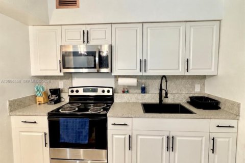 Villa ou maison à louer à Miami, Floride: 2 chambres, 63.17 m2 № 2385096 - photo 13
