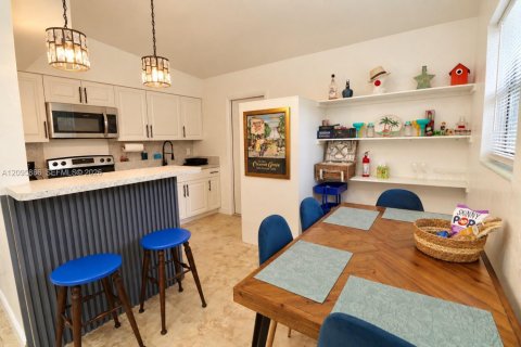 Villa ou maison à louer à Miami, Floride: 2 chambres, 63.17 m2 № 2385096 - photo 12