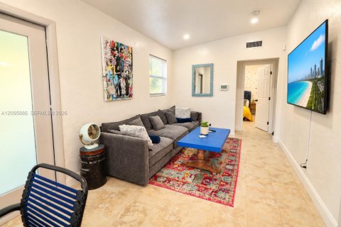 Villa ou maison à louer à Miami, Floride: 2 chambres, 63.17 m2 № 2385096 - photo 5