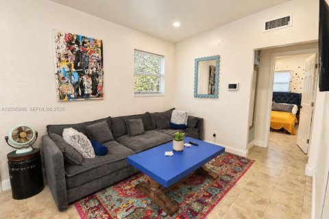 Villa ou maison à louer à Miami, Floride: 2 chambres, 63.17 m2 № 2385096 - photo 7