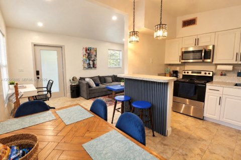 Villa ou maison à louer à Miami, Floride: 2 chambres, 63.17 m2 № 2385096 - photo 11