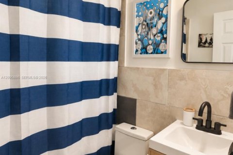 Villa ou maison à louer à Miami, Floride: 2 chambres, 63.17 m2 № 2385096 - photo 14