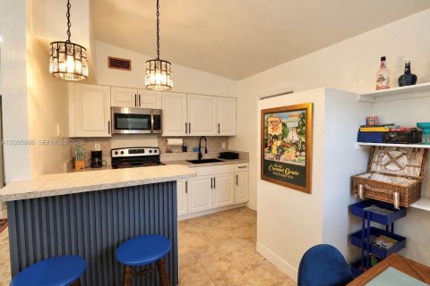 Villa ou maison à louer à Miami, Floride: 2 chambres, 63.17 m2 № 2385096 - photo 10