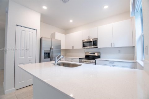 Снять в аренду таунхаус в Хомстед, Флорида 3 спальни, 123.65м2, № 1998841 - фото 11