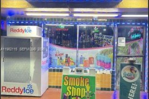 Commercial property in Hialeah, Florida № 2043045