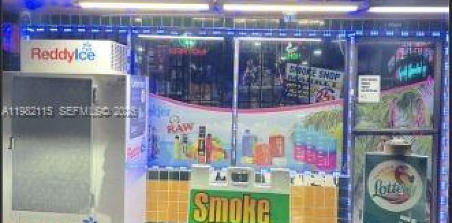 Commercial property in Hialeah, Florida № 2043045