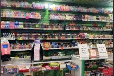 Commercial property in Hialeah, Florida № 2043045 - photo 4