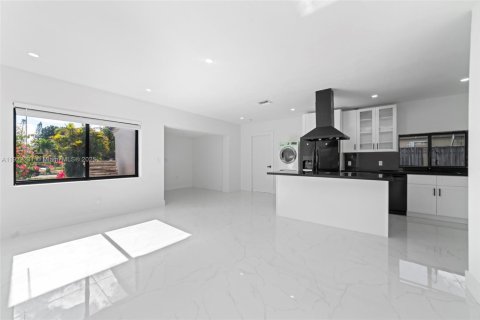 Casa en alquiler en North Miami Beach, Florida, 4 dormitorios, 124.49 m2 № 1976152 - foto 3