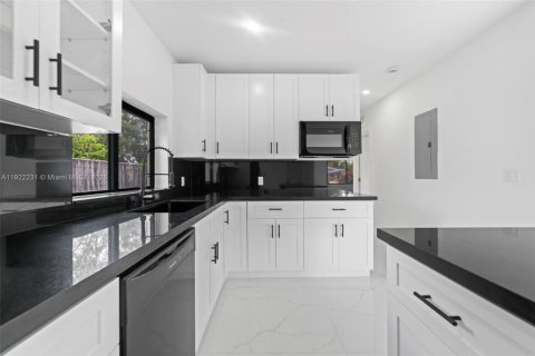Casa en alquiler en North Miami Beach, Florida, 4 dormitorios, 124.49 m2 № 1976152 - foto 7