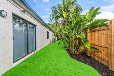 Casa en alquiler en North Miami Beach, Florida, 4 dormitorios, 124.49 m2 № 1976152 - foto 2