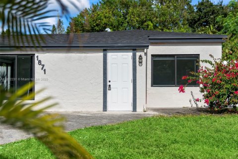 Casa en alquiler en North Miami Beach, Florida, 4 dormitorios, 124.49 m2 № 1976152 - foto 1