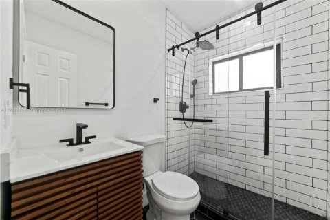 Casa en alquiler en North Miami Beach, Florida, 4 dormitorios, 124.49 m2 № 1976152 - foto 13