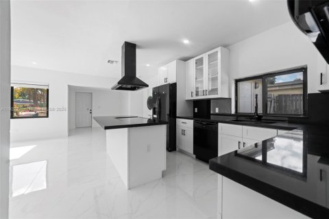 Casa en alquiler en North Miami Beach, Florida, 4 dormitorios, 124.49 m2 № 1976152 - foto 8