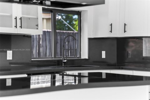 Casa en alquiler en North Miami Beach, Florida, 4 dormitorios, 124.49 m2 № 1976152 - foto 5