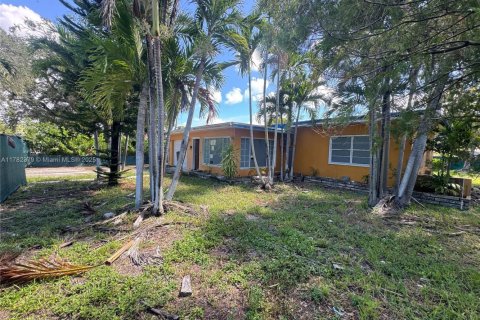 House in Miami Springs, Florida 3 bedrooms, 230.12 sq.m. № 1699939 - photo 25