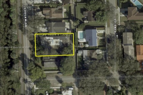 House in Miami Springs, Florida 3 bedrooms, 230.12 sq.m. № 1699939 - photo 3