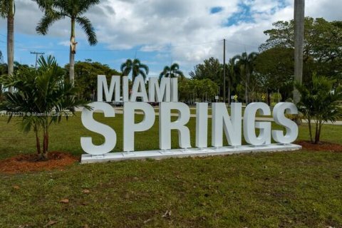 House in Miami Springs, Florida 3 bedrooms, 230.12 sq.m. № 1699939 - photo 1