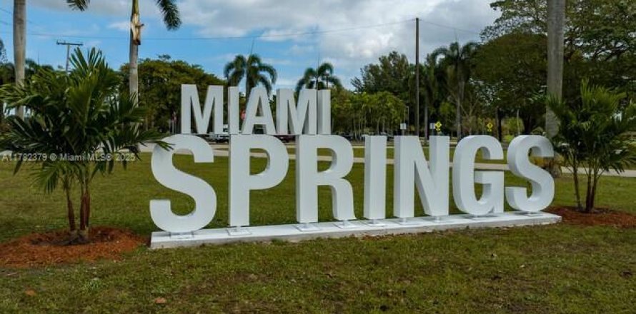 House in Miami Springs, Florida 3 bedrooms, 230.12 sq.m. № 1699939