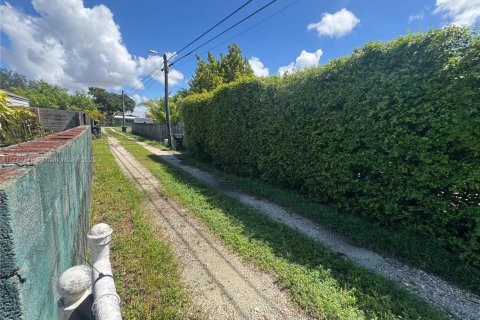 House in Miami Springs, Florida 3 bedrooms, 230.12 sq.m. № 1699939 - photo 27