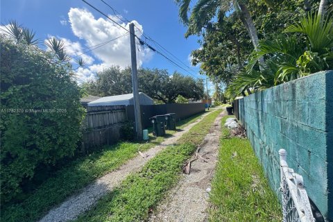House in Miami Springs, Florida 3 bedrooms, 230.12 sq.m. № 1699939 - photo 26