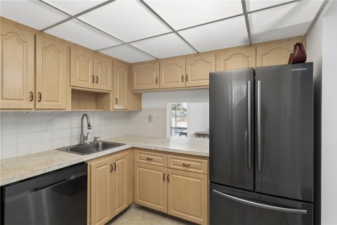 Condo in Margate, Florida, 2 bedrooms № 2050325 - photo 10