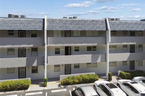 Condo in Margate, Florida, 2 bedrooms № 2050325 - photo 25