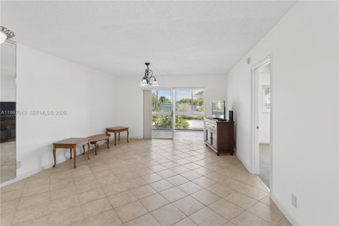 Condo in Margate, Florida, 2 bedrooms № 2050325 - photo 2