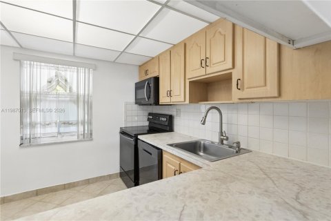 Condo in Margate, Florida, 2 bedrooms № 2050325 - photo 9