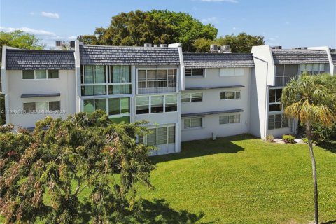 Condo in Margate, Florida, 2 bedrooms № 2050325 - photo 27