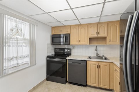 Condo in Margate, Florida, 2 bedrooms № 2050325 - photo 11