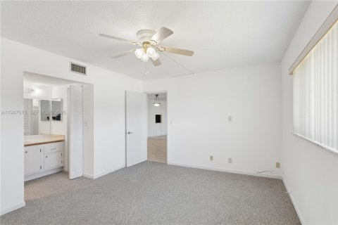 Condo in Margate, Florida, 2 bedrooms № 2050325 - photo 5