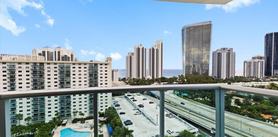 Кондоминиум с 2 спальнями в Санни-Айлс-Бич, Флорида № 1929572