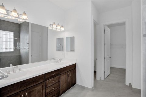 House in Coral Springs, Florida 3 bedrooms, 177.91 sq.m. № 1983716 - photo 18