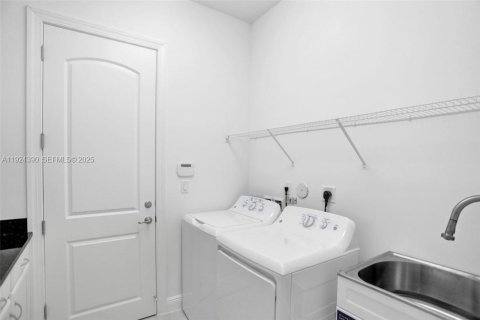 House in Coral Springs, Florida 3 bedrooms, 177.91 sq.m. № 1983716 - photo 9