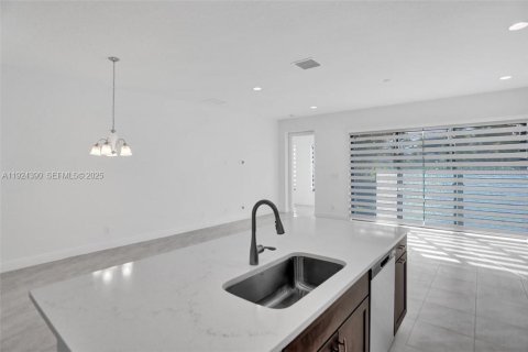 House in Coral Springs, Florida 3 bedrooms, 177.91 sq.m. № 1983716 - photo 13