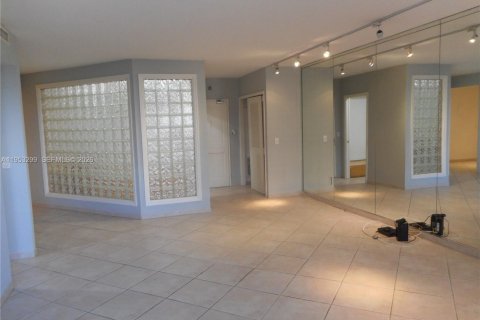 Condominio en venta en Bal Harbour, Florida, 1 dormitorio, 94.67 m2 № 2007582 - foto 13