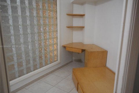 Condominio en venta en Bal Harbour, Florida, 1 dormitorio, 94.67 m2 № 2007582 - foto 10