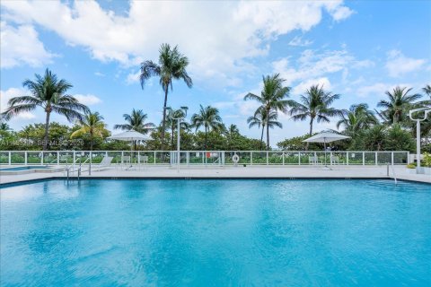 Condominio en venta en Bal Harbour, Florida, 1 dormitorio, 94.67 m2 № 2007582 - foto 23