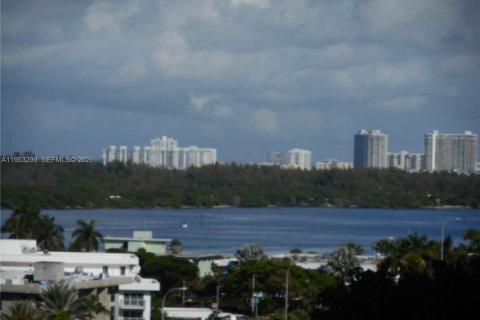 Condominio en venta en Bal Harbour, Florida, 1 dormitorio, 94.67 m2 № 2007582 - foto 3