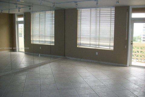 Condominio en venta en Bal Harbour, Florida, 1 dormitorio, 94.67 m2 № 2007582 - foto 9