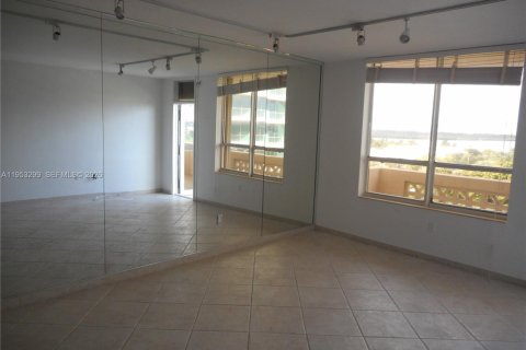 Condominio en venta en Bal Harbour, Florida, 1 dormitorio, 94.67 m2 № 2007582 - foto 8