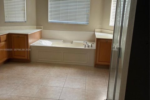 Villa ou maison à vendre à Kissimmee, Floride: 2 chambres, 190.45 m2 № 1996063 - photo 19