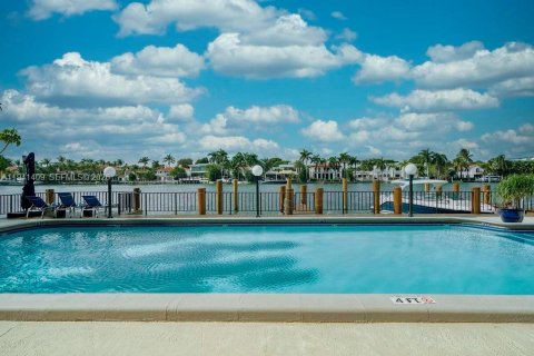 Condominio en venta en Miami Beach, Florida, 2 dormitorios, 170.01 m2 № 1999728 - foto 21