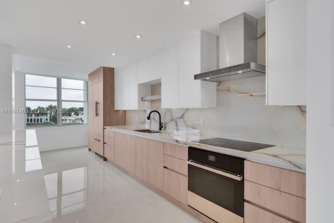 Condominio en venta en Miami Beach, Florida, 2 dormitorios, 170.01 m2 № 1999728 - foto 2