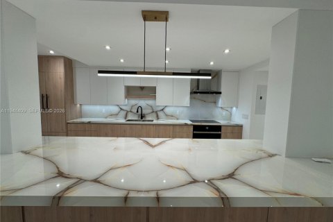 Condominio en venta en Miami Beach, Florida, 2 dormitorios, 170.01 m2 № 1999728 - foto 12