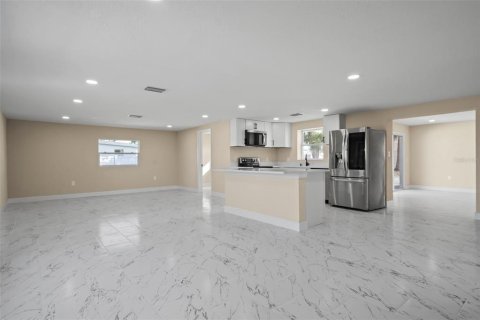 Villa ou maison à vendre à Bradenton, Floride: 4 chambres, 177.63 m2 № 2310770 - photo 4