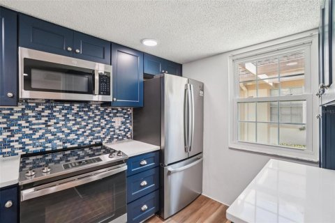 Condo in Port Richey, Florida, 2 bedrooms № 2141951 - photo 6