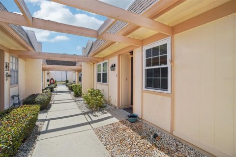 Condo in Port Richey, Florida, 2 bedrooms № 2141951 - photo 3
